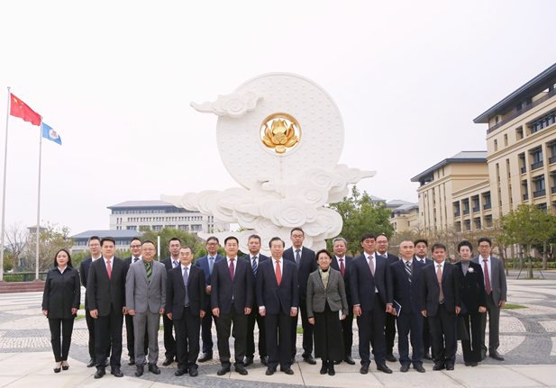 2024年2月26日，國藥集團(tuán)黨委書記、董事長劉敬楨一行訪問澳門大學(xué)，雙方簽署戰(zhàn)略合作協(xié)議并就進(jìn)一步深化合作進(jìn)行會談。澳門大學(xué)校長宋永華、副校長徐建，國藥集團(tuán)副總經(jīng)理（主持經(jīng)營工作）胡建偉，副總經(jīng)理董增賀、晉斌等出席活動(dòng)。1.png